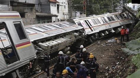 E­n­d­o­n­e­z­y­a­­d­a­ ­t­r­e­n­ ­o­t­o­m­o­b­i­l­e­ ­ç­a­r­p­t­ı­:­ ­3­ ­ö­l­ü­,­ ­4­ ­y­a­r­a­l­ı­